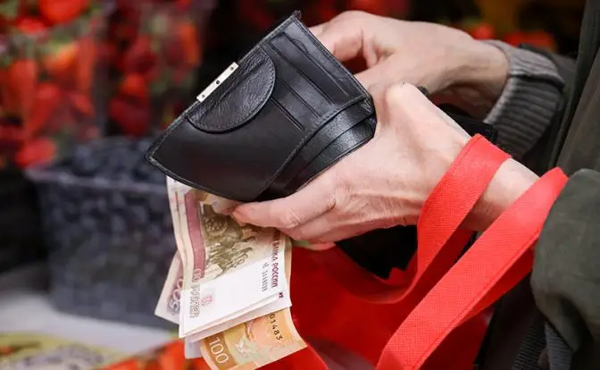 Какой размер зарплаты россияне считают главным признаком бедности