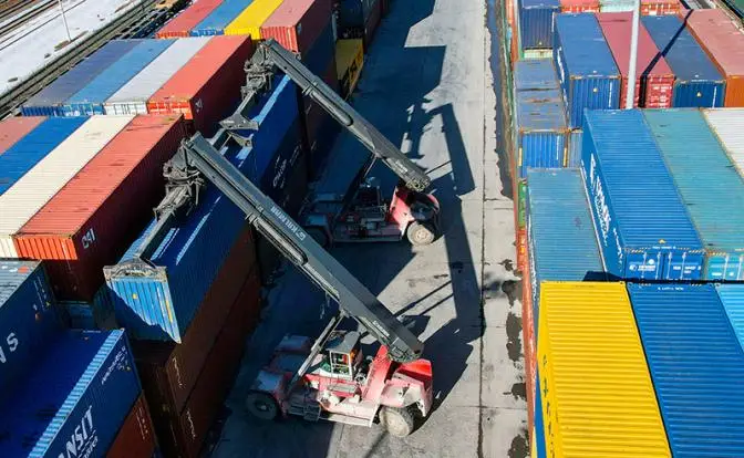 Торговля на крутом повороте: нефть течет на Восток, а лекарства – с Запада