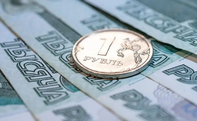 Дороже только золото: Bloomberg считает рубль самой крепкой валютой 2025