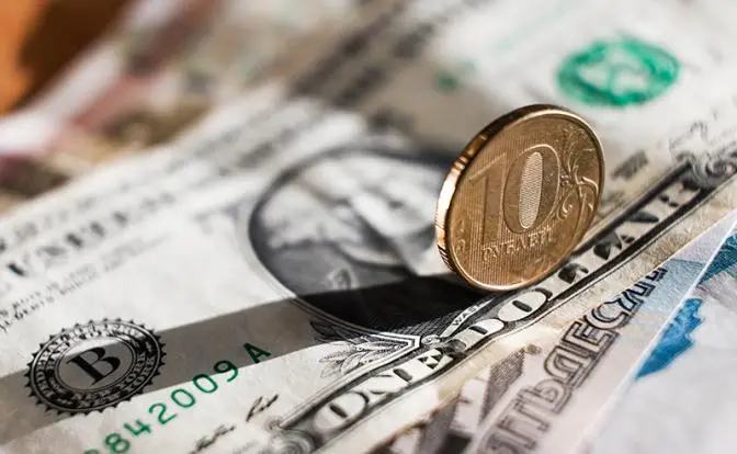 Нынешний курс доллара больно бьет по бюджету