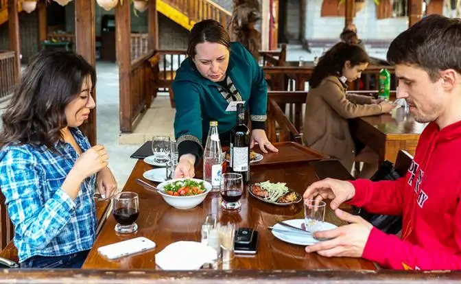 Будущее — за чайханами. Предпочтения россиян задают Кавказ и мигранты