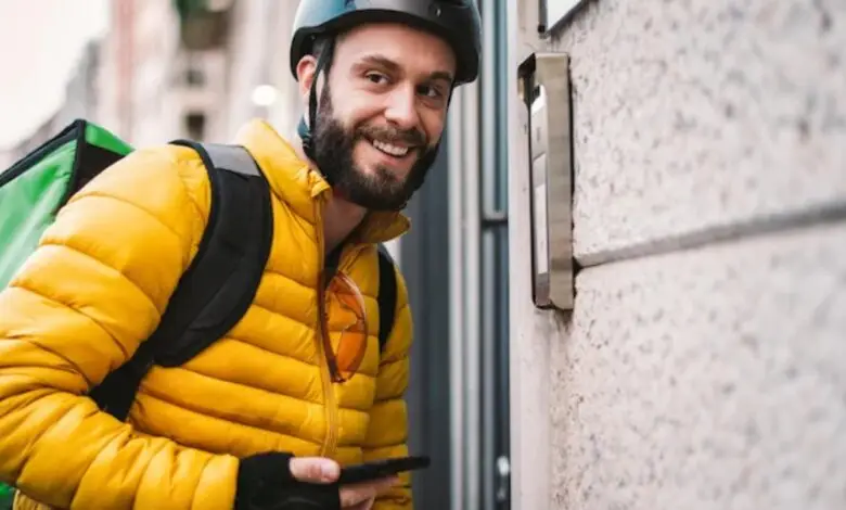 Новая элита рынка труда: в России назвали уровень зарплат курьеров