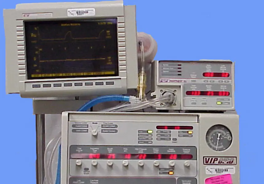 Смертельная экономия: Львов отключил от энергии ИВЛ и весь городской транспорт