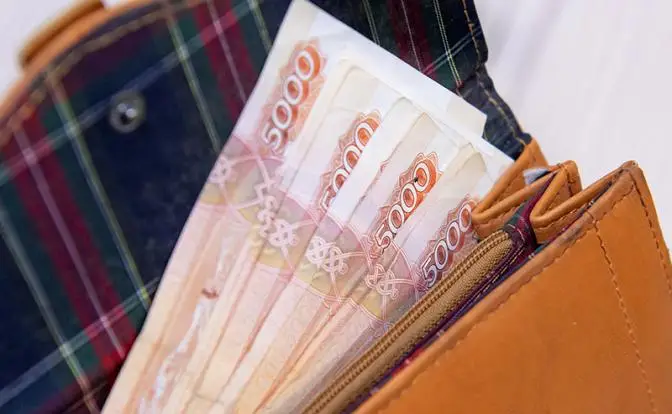 Ёлки-бабки: Новый год — большие деньги, за каникулы — зарплата