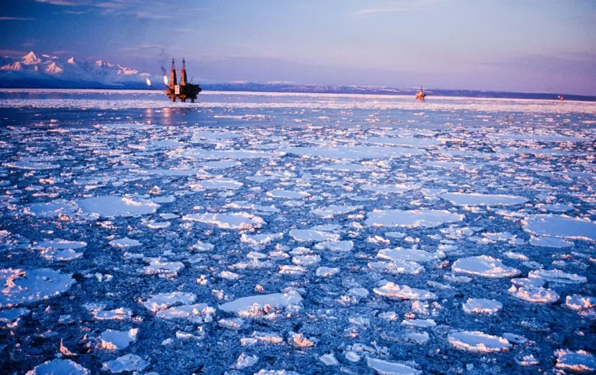 Невидимая угроза: трещины в арктическом льду создали «бомбу» для человечества