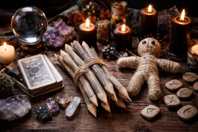 Осиновые колья разлетаются: россияне массово скупают магические атрибуты