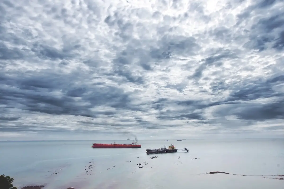 Экономический стресс: в море застряло три дня планетарного потребления нефти