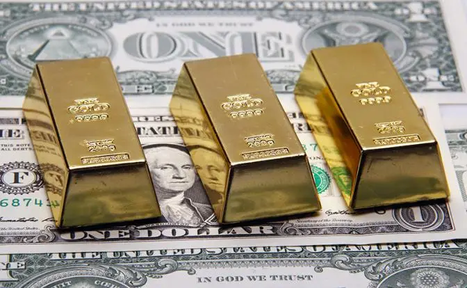 Трамп дрогнул, доллар устоял — реальные причины взлета и обвала золота
