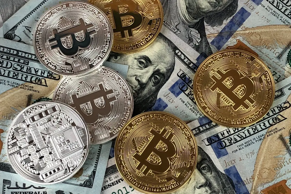 Капиталы стерты: США разбомбили рынок криптовалют