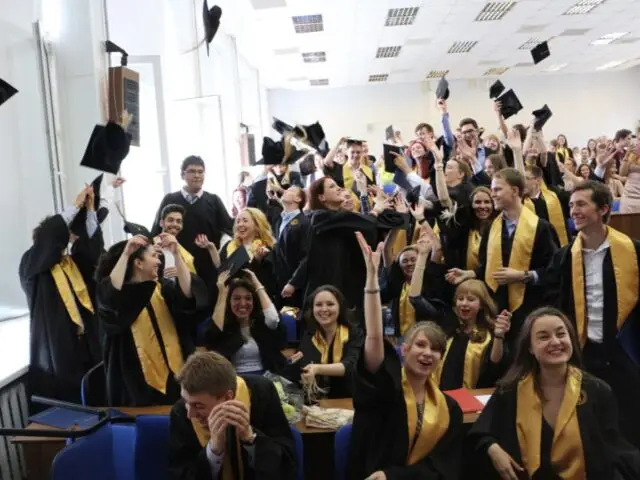 Диплом – в урну: выпускники вузов массово подаются в рабочие