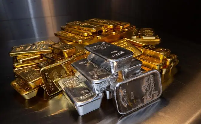 Недоверие к доллару вылилось в апокалипсис на рынке золота