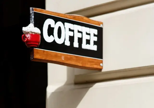 С марта будет понятно: бизнес судорожно переводит баннеры на русский