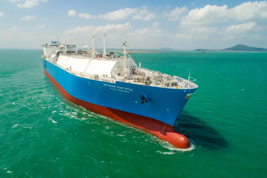 Российский танкер-газовоз послали на запрещенный объект