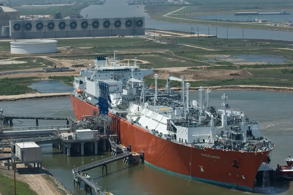 Наживается на нужде: Китай массово перепродает «закрома» с российским СПГ