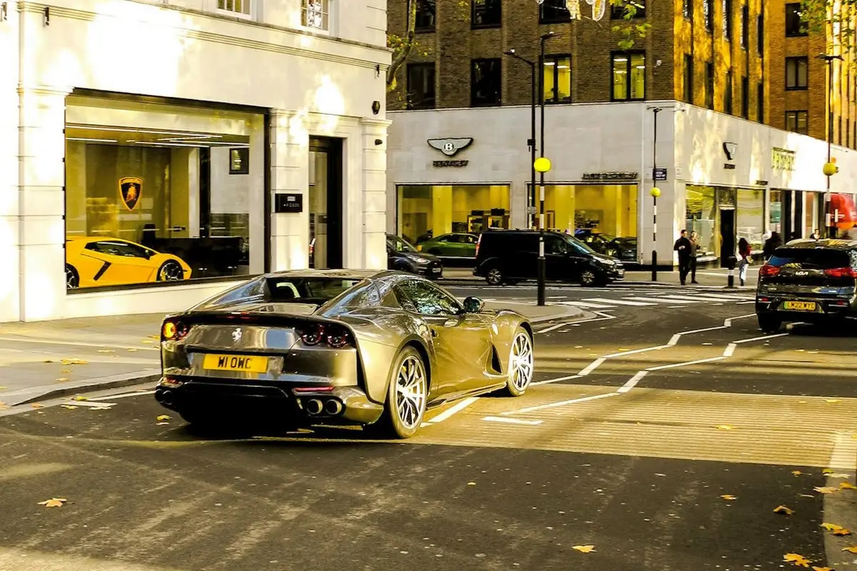 Эмоции решают: тяжелый авто-люкс с радостью добивает электромобили