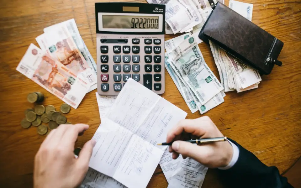 Долговое дно: в двух регионах России люди увязли в кредитах с концами