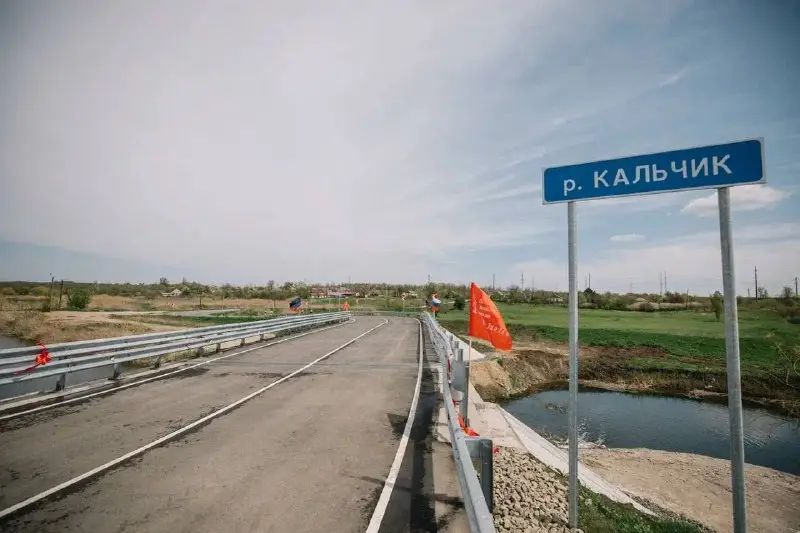 Новая Россия строит дороги, выращивает огурцы и готовится к посевной