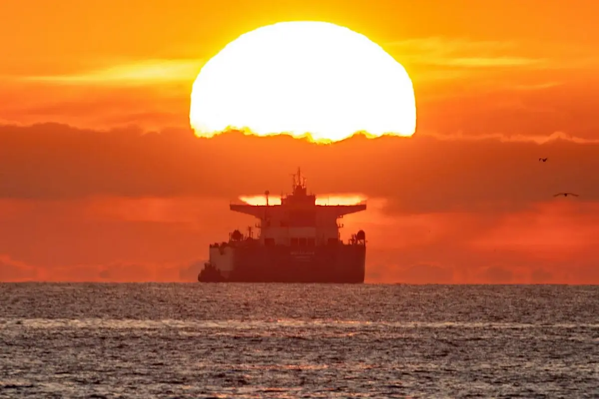 Ненужная помощь: два танкера с российской нефтью со второй попытки спешат на Кубу