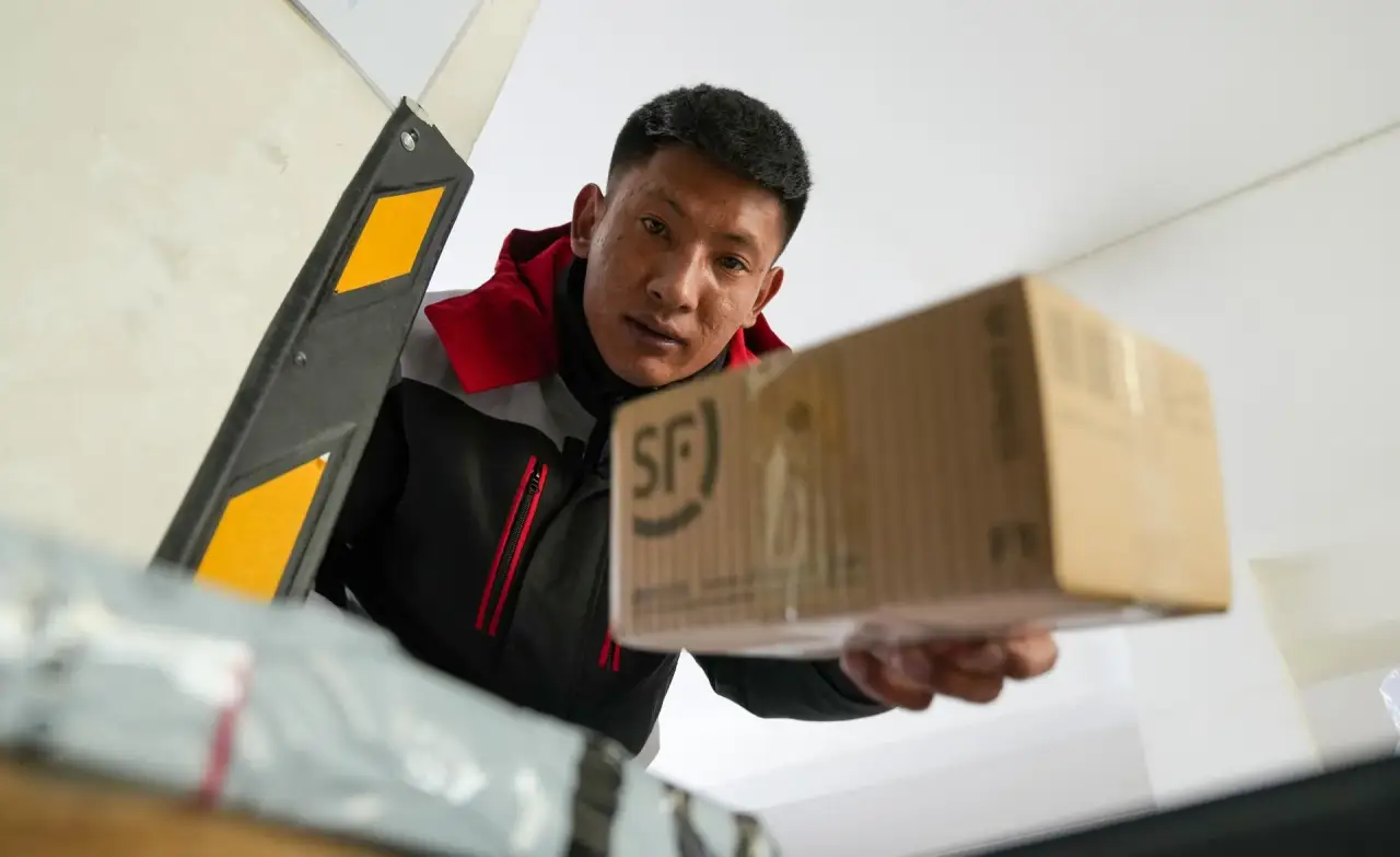 Мигрантов меняют на местных: на Урале погнали приезжих из ряда профессий