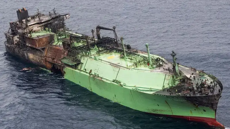 Взорванный российский газовоз сносит к нефтяным платформам