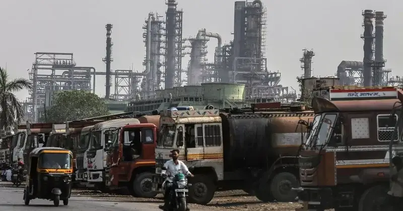 США разрешили, но с условием: Индии позволили покупать нефть из России