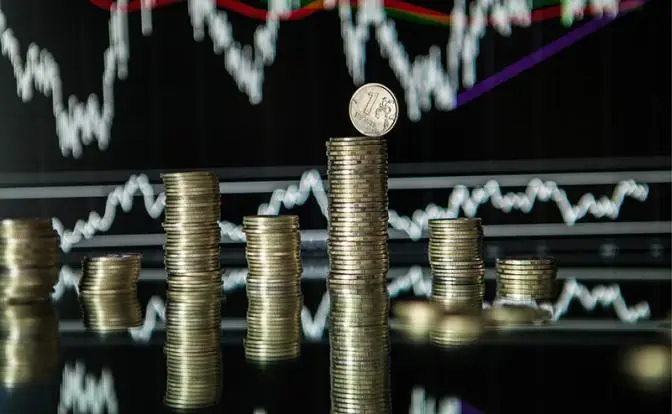 За март доллар подорожал на 4 рубля — что за этим стоит и что будет дальше