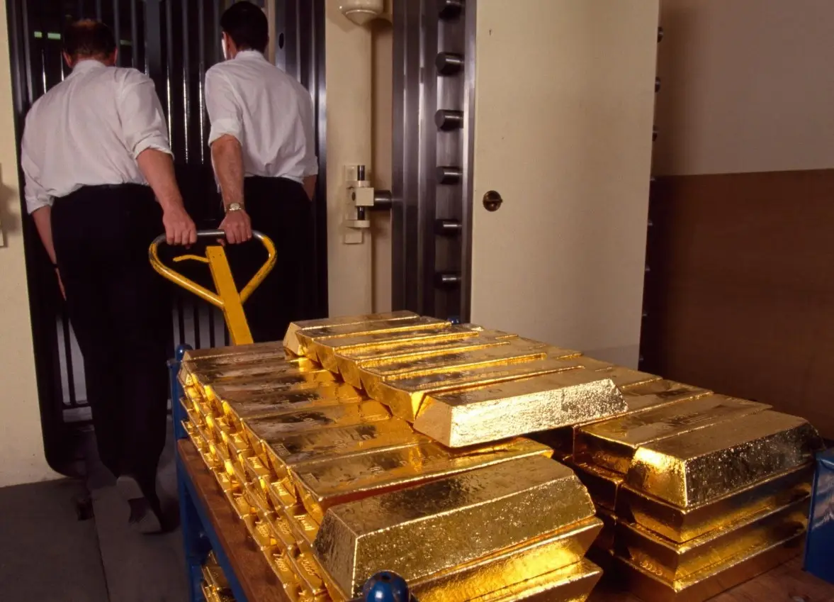 Россия начала продавать золото десятками тонн: в чем причины