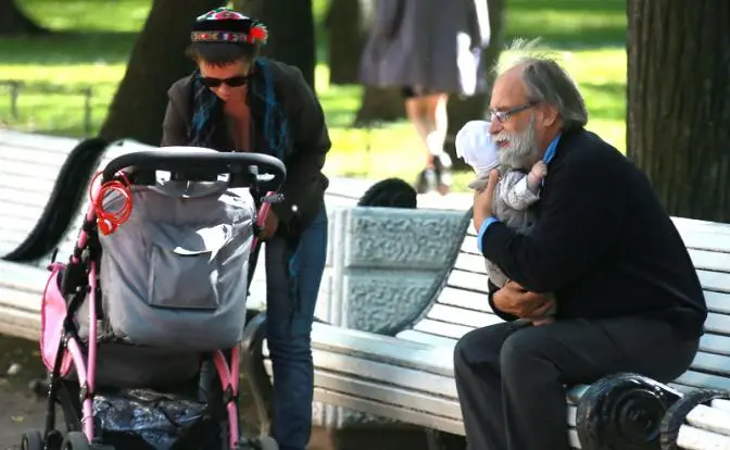 Россияне могут жить до 100 лет, но экономика против