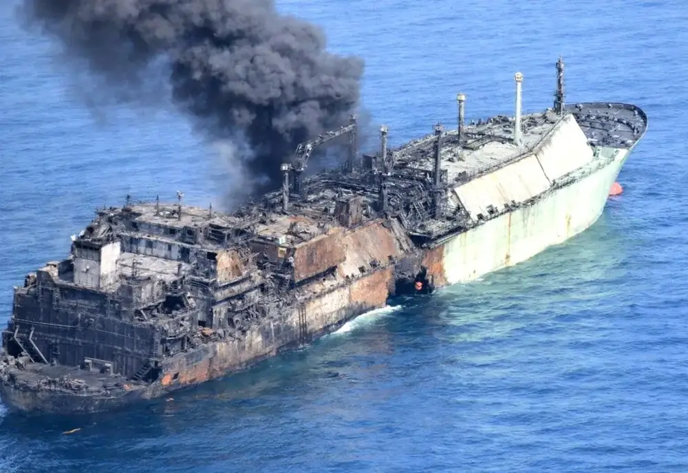 Буксиры не удержали взорванный российский газовоз: относит к Мальте