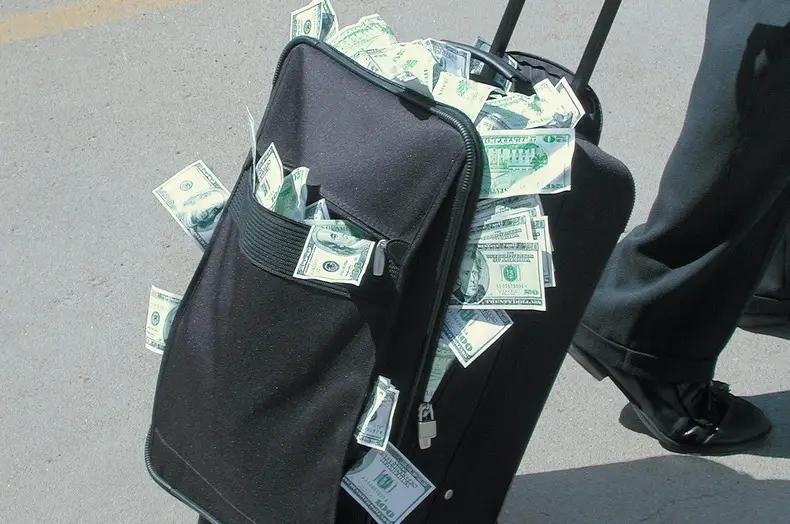 "Не верят в победу и вывозят миллиарды": элиты РФ готовят запасной аэродром