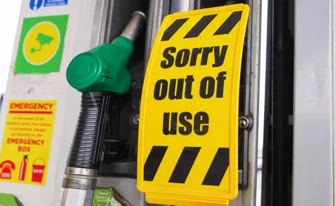 Британия стоит в очередях на АЗС, бак стоит почти 11 тысяч