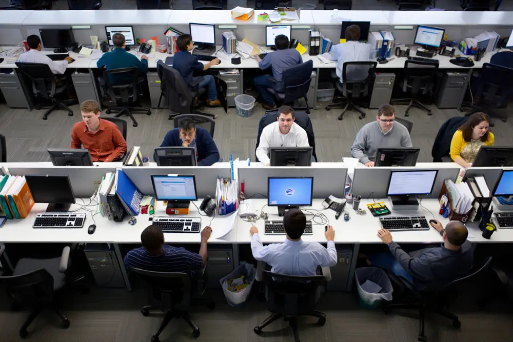 Компании начали массово выживать россиян с рабочих мест