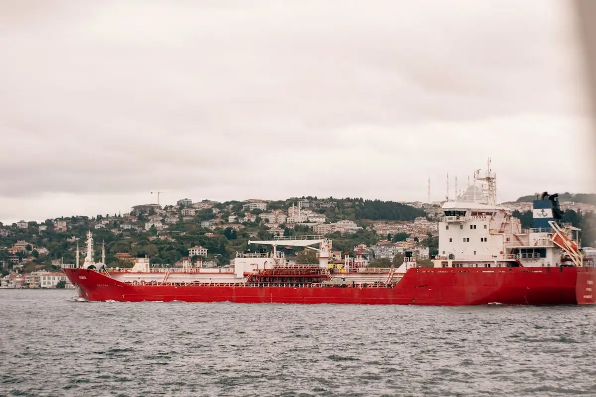 Нефть уже по $150: жонглирование Трампа ультиматумами стирает запасы