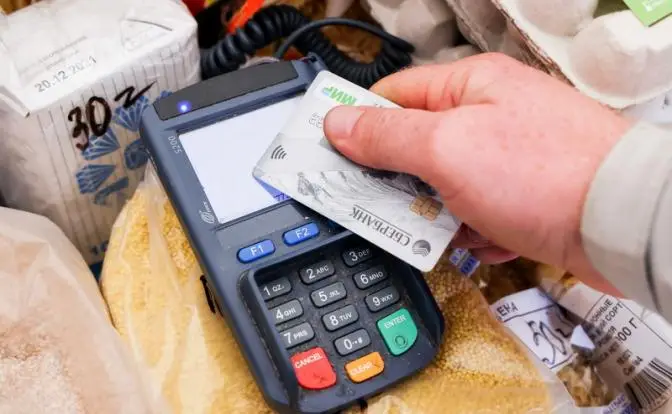 Если банковские карты вымрут — то по обидной для власти причине