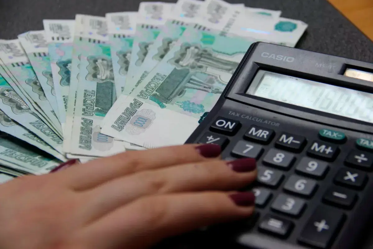 Разница зарплат мужчин и женщин в России достигла максимума за 13 лет