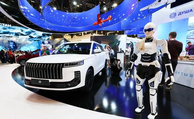 «Разогревочный» день ПМЭФ-2026 напомнил автосалон. Огромный и очень дорогой