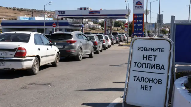 Литр бензина по 300 рублей: власти Крыма воюют с топливным кризисом