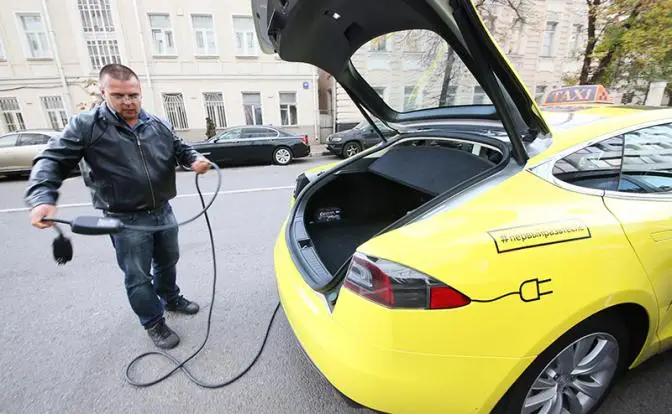 Депутаты ждут Tesla с зелёным огоньком в России