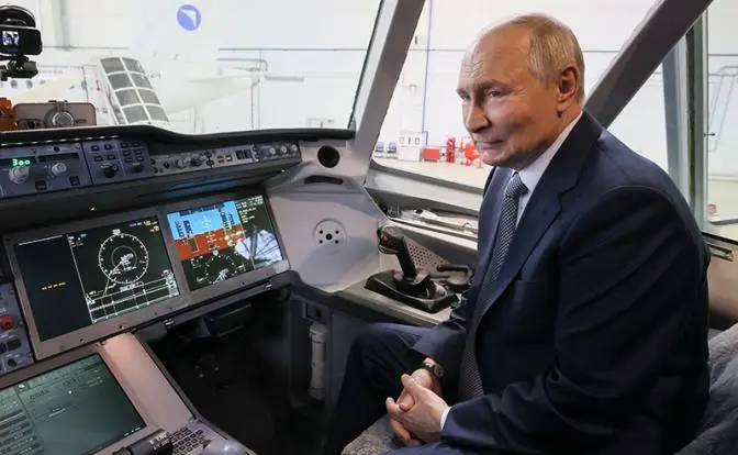 «Хотелось бы быстрее»: Путин примерил кресло пилота «Суперджета»
