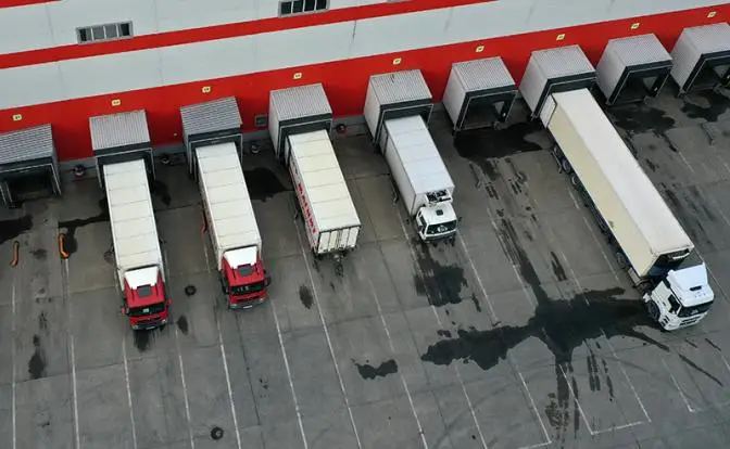 Магазины — производителям: «Продукты теперь привозите сами»