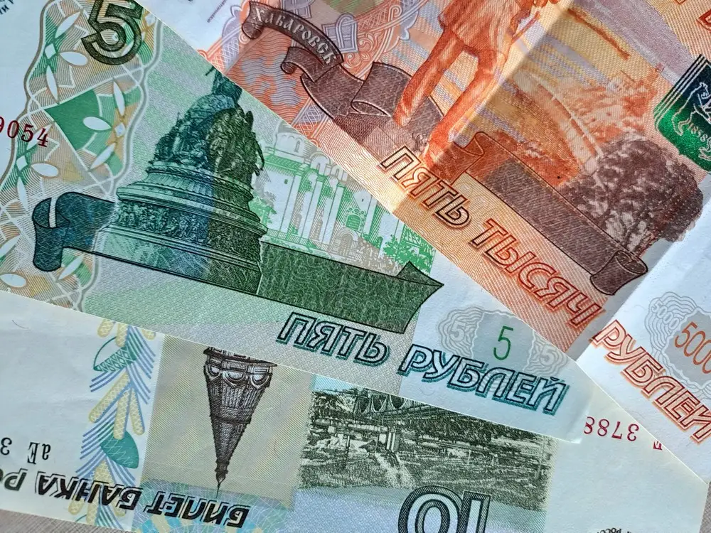 Рубль начал слабеть от сверхдоходов