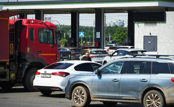 Бензина нет – держитесь! Питер захлестнула вторая волна топливного кризиса