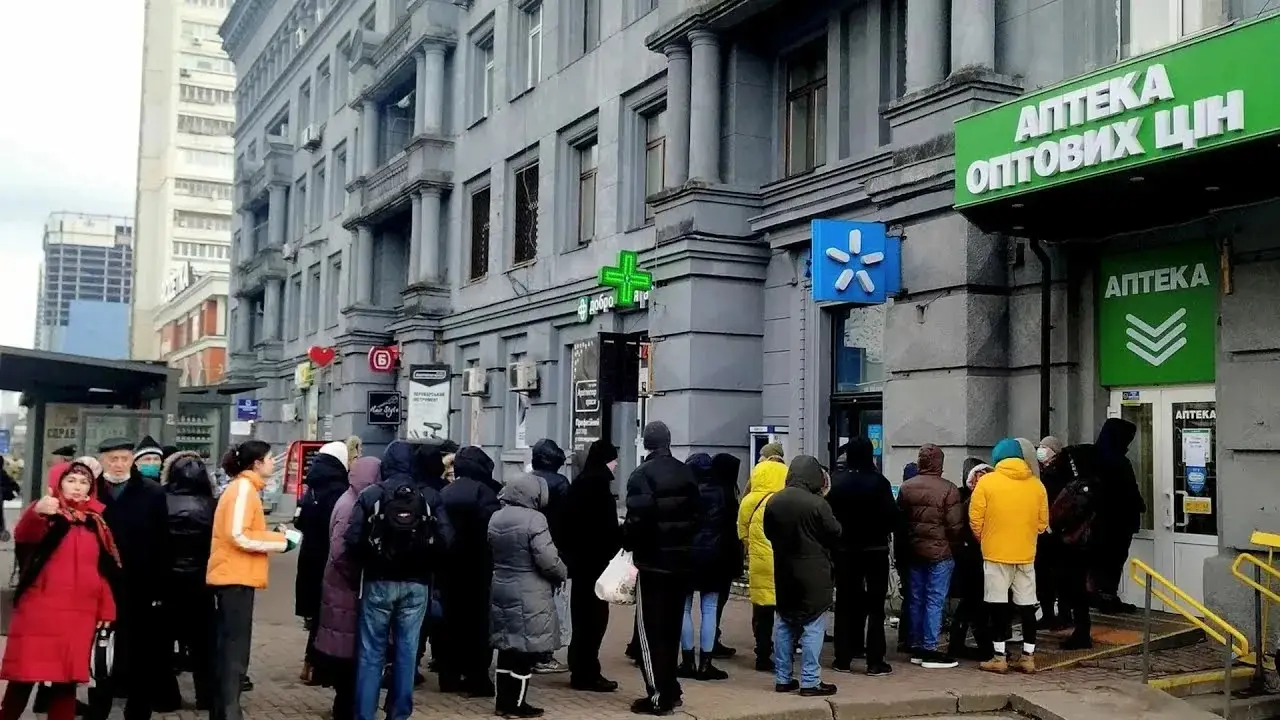 На пороге экономического краха: украинцы в панике скупают лекарства