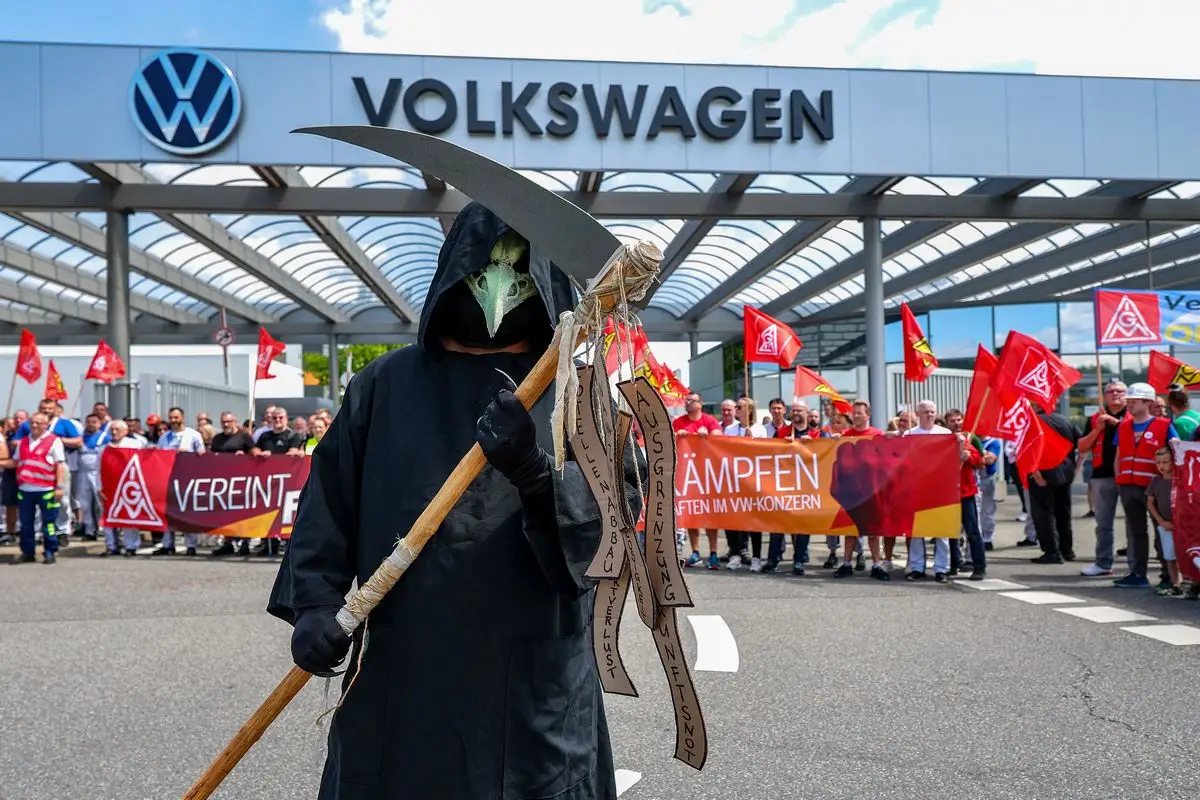 Volkswagen на дне. Немецкий автопром добивает политика Берлина и Брюсселя