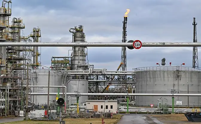 Запад пытается залатать дыры новой порцией нефтяных и дизельных резервов